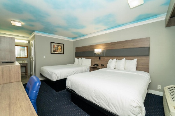 Hollywood Palms Inns & Suites image 1
