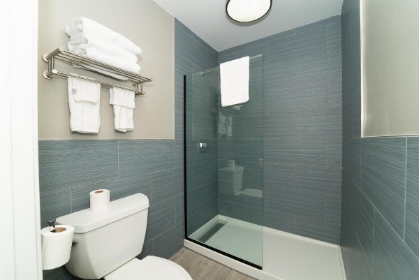 Hollywood Palms Inns & Suites image 3