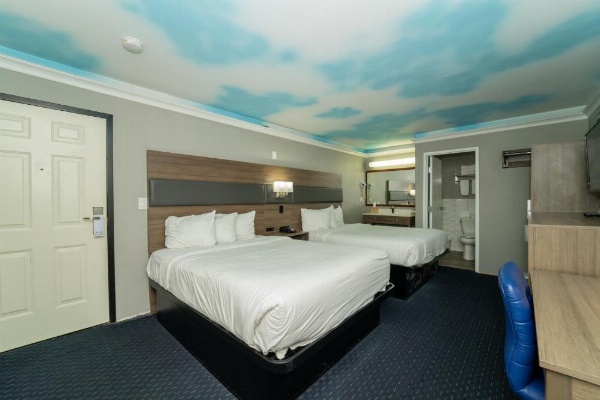 Hollywood Palms Inns & Suites image 40