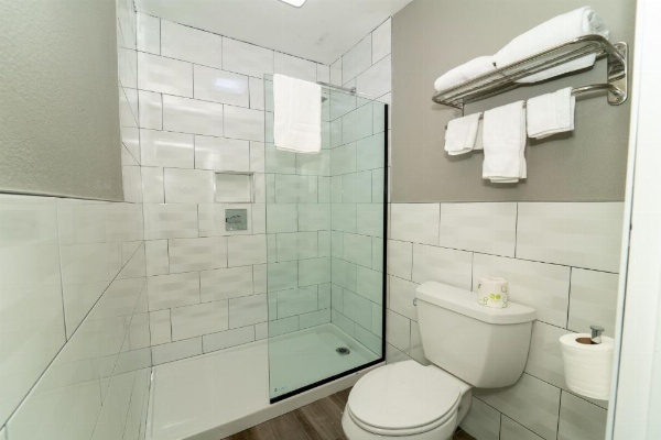 Hollywood Palms Inns & Suites image 41