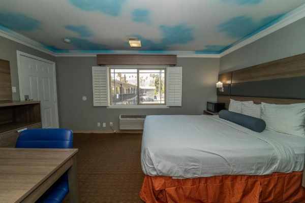Hollywood Palms Inns & Suites image 7