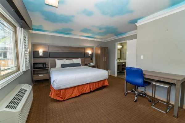 Hollywood Palms Inns & Suites image 8